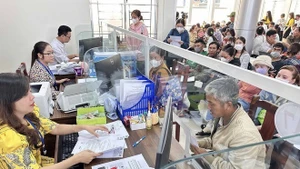 Ciudadanos realizan trámites administrativos en el Centro de Servicios Administrativos Públicos de la ciudad de Can Tho. (Foto: VNA)