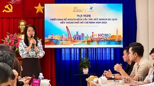 La directora del Servicio de Turismo de Ciudad Ho Chi Minh, Nguyen Thi Anh Hoa, interviene en el evento. (Foto: Nhan Dan)