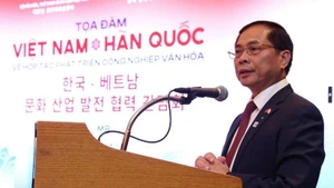 El vice primer ministro y titular de Relaciones Exteriores vietnamita, Bui Thanh Son, habla en el evento. (Foto: VNA)