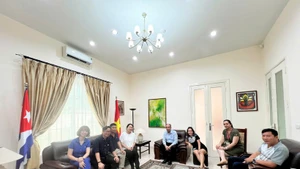 Representantes del equipo de filmación vietnamita se reúnen con el personal de la embajada de Cuba en el país. (Foto: Televisión Nacional de Vietnam)