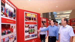 El viceprimer ministro Mai Van Chinh inspecciona los preparativos para las exposiciones fotográficas en la primera Asamblea del Comité del PCV en el Gobierno, período 2025-2030. (Foto: VNA)