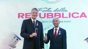 Vo Van Hoan (derecha), vicepresidente del Comité Popular de Ciudad Ho Chi Minh, y el cónsul general italiano Enrico Padula. (Fotografía: VNA)