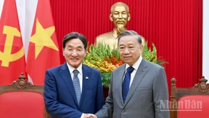 El secretario general del Partido Comunista de Vietnam, To Lam (derecha), y el enviado especial del presidente de Corea del Sur, Park Chang Dal. (Foto: Nhan Dan)