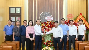 [Foto] Más entidades congratulan a Nhan Dan por centenario del Día de la Prensa Revolucionaria