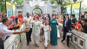 [Foto] Esposas de líderes partidistas de Vietnam y Cuba disfrutan de arte de marionetas acuáticas vietnamita