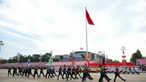 [Foto] Delegaciones militares internacionales desfilan en plaza de Ba Dinh