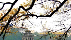 El lago Hoan Kiem, en Hanói, en otoño. (Foto: anninhthudo.vn)