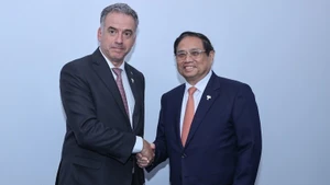 El primer ministro de Vietnam, Pham Minh Chinh (derecha), se reúne con el presidente de Uruguay, Yamandú Orsi, en el marco de la Cumbre ampliada de los BRICS 2025. (Fotografía: VGP)