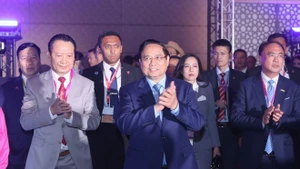 El primer ministro de Vietnam, Pham Minh Chinh, asiste al Diálogo de Alto Nivel en la Cumbre Empresarial y de Inversión de la Asean (ABIS). (Foto: VNA)