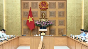 [Foto] Premier vietnamita dirige discusión para mitigar consecuencias de lluvias e inundaciones en región central