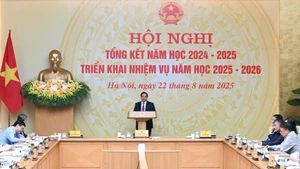 [Foto] Premier vietnamita preside conferencia sobre año escolar 2024-2025 y tareas para próximo curso