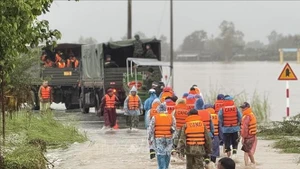 Las fuerzas competentes de Vietnam están concentrando todos los recursos para ayudar a la población del Centro y la Altiplanicie Occidental del país a superar las consecuencias de las históricas inundaciones. (Foto: VNA)