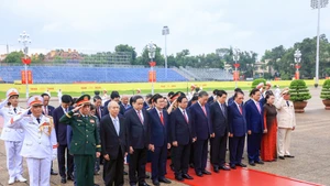 [Foto] Dirigentes del Partido y del Estado rinden homenaje al Presidente Ho Chi Minh y combatientes caídos