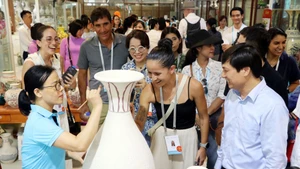 Visitantes internacionales exploran cerámica vietnamita de Chu Dau