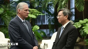 El primer secretario del Comité Central del Partido Comunista de Cuba y presidente de la República, Miguel Díaz-Canel Bermúdez, y el embajador de Vietnam en Cuba, Le Quang Long. (Foto: VNA)