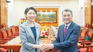 El miembro del Buró Político y del Secretariado del Comité Central del Partido Comunista de Vietnam y jefe de la Comisión de Organización de ese comité, Le Minh Hung, recibe a la presidenta de la Alianza Parlamentaria de Amistad Japón-Vietnam, Obuchi Yuko. (Foto: VNA)