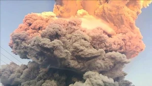 Cancelan vuelos hacia la isla turística de Bali tras erupción volcánica en Indonesia