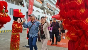 Pasajeros de un crucero de bandera china arriban a Vietnam. (Foto: Nhan Dan)