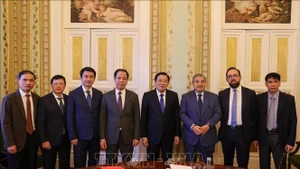 Phan Dinh Trac (cuarto a la derecha), miembro del Buró Político y del Secretariado del Comité Central (CC) del Partido Comunista de Vietnam y jefe de la Comisión de Asuntos Interiores del CC, en la reunión con el viceprocurador general de la República, Paulo Jorge Vieira Morgado de Carvalho. (Foto: VNA)