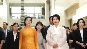 Ngo Phuong Ly (izquierda), esposa del secretario general del Partido Comunista de Vietnam, To Lam, y la primera dama surcoreana, Kim Hye Kyung, visitan el Museo Nacional de Corea. (Foto: VNA)