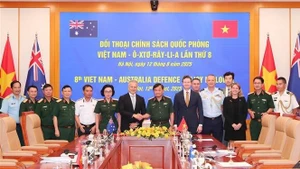 El teniente general Hoang Xuan Chien, viceministro de Defensa de Vietnam, y Hugh Jeffrey, subsecretario general de Defensa de Australia, posan junto a delegados en el evento. (Foto: VNA)