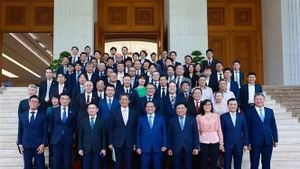 El primer ministro de Vietnam, Pham Minh Chinh, y los delegados al coloquio. (Foto: VNA)