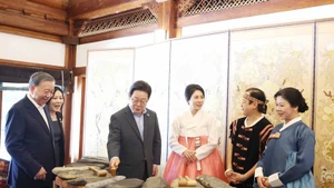 El secretario general del Partido Comunista de Vietnam, To Lam, y su cónyuge, Ngo Phuong Ly, enseñan el xilófono de piedra de Vietnam al presidente de Corea del Sur, Lee Jae Myung, y su esposa, Kim Hae Kyung. (Foto: VNA)