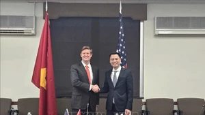 Dang Hoang Giang (derecha), viceministro de Relaciones Exteriores de Vietnam, y Fleet White, subsecretario de Estado adjunto de Seguridad Regional en la Oficina de Asuntos Político-Militares del Departamento de Estado de Estados Unidos. (Foto: VNA)