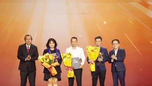 La exposición “95 años de la Bandera del Partido iluminando el camino”, coordinada por el periódico Nhan Dan (Pueblo), es el evento publicitario más inspirador de 2025. (Foto: Nhan Dan)