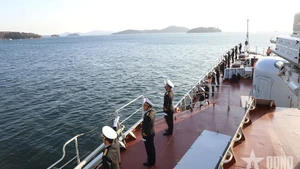 El barco 015 sale del puerto de Jinhae. (Foto: qdnd.vn)