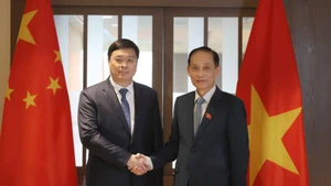 El ministro de Relaciones Exteriores de Vietnam, Le Hoai Trung (derecha), recibe a Wei Tao, presidente de la Región Autónoma Zhuang de Guangxi, de China. (Foto: VNA)