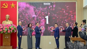 Los delegados lanzan de manera simbólica la publicación digital.