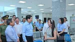El presidente de Vietnam, Luong Cuong, recorre el Centro de Servicios de Administración Pública de Quang Ninh. (Foto: Nhan Dan)
