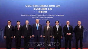 El presidente de Vietnam, Luong Cuong (tercero a la derecha), y líderes participantes en el acontecimiento. (Foto: VNA)