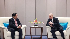 El primer ministro de Vietnam, Pham Minh Chinh, conversa con el presidente de Rusia, Vladimir Putin. (Foto: VNA)