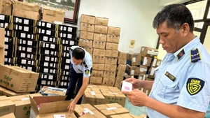 Las fuerzas competentes inspeccionan un establecimiento de producción. (Foto: Nhan Dan)