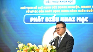 Le Quoc Minh, miembro del Comité Central del Partido Comunista de Vietnam y jefe de su Comisión de Propaganda y Movilización de Masas, presidente-editor de Nhan Dan y titular de la Asociación de Periodistas de Vietnam, interviene en el evento. (Foto: Nhan Dan)