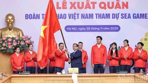 El primer ministro de Vietnam, Pham Minh Chinh, entrega la bandera nacional a la delegación que representará al país en los SEA Games 33.