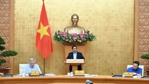 [Foto] Premier vietnamita preside reunión gubernamental de agosto