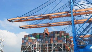 Descarga de contenedores en barcos en el Puerto Internacional Gemalink, en la ciudad de Phu My, en la provincia de Ba Ria-Vung Tau. (Foto: VNA)