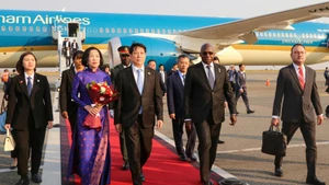 El presidente de Vietnam, Luong Cuong, y su esposa llegan a Luanda, iniciando su visita de Estado a Angola. (Foto: VNA)