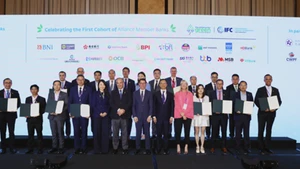 Representantes de los bancos vietnamitas se toman una foto con miembros de la Alianza de Banca Comercial Verde. (Foto: VNA)
