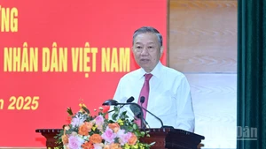 El secretario general del Partido Comunista de Vietnam y secretario de la Comisión Militar Central, To Lam. habla en la reunión. (Foto: Nhan Dan)