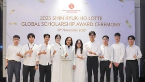 Estudiantes que reciben becas Lotte 2025. (Foto: VNA)