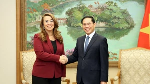 El viceprimer ministro de Vietnam Bui Thanh Son recibe a Ghada Waly, subsecretaria general de las Naciones Unidas. (Foto: VGP)