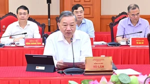 El secretario general del Partido Comunista de Vietnam, To Lam, ofrece directrices en la sesión.