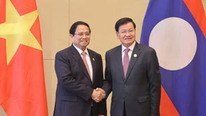 El primer ministro de Vietnam, Pham Minh Chinh, se reúne con el secretario general del Partido Popular Revolucionario de Laos y presidente de ese país, Thongloun Sisoulith. (Foto: VNA)