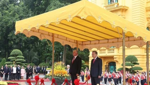 El secretario general del Partido Comunista de Vietnam, To Lam, y el primer secretario del Comité Central del Partido Comunista de Cuba y presidente de ese país, Miguel Díaz-Canel Bermúdez, en la tribuna de honor, escuchando las bandas militares interpretar los himnos nacionales de Vietnam y Cuba. (Foto: VNA)
