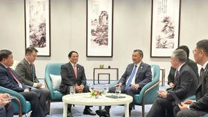 El primer ministro de Vietnam, Pham Minh Chinh, se reúne con el presidente de Kirguistán, Sadyr Japarov. (Foto: VNA)