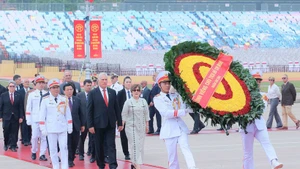 El primer secretario del Comité Central del Partido Comunista y presidente de Cuba, Miguel Díaz-Canel Bermúdez, rinde homenaje al Presidente Ho Chi Minh. (Foto: VNA)